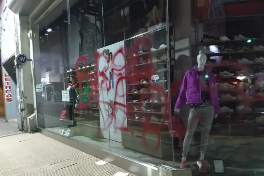 RECLAMO. El Sindicato de Empleados y Obreros del Comercio se movilizó por las calles del microcentro para exigir el cierre de los comecios a las 19.