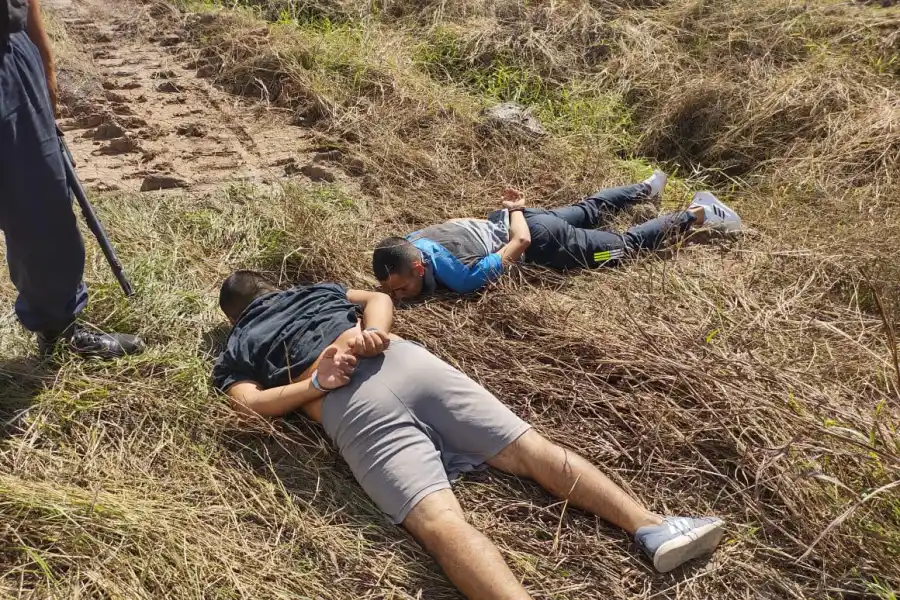 Tras una persecución, detienen a dos motoarrebatadores armados