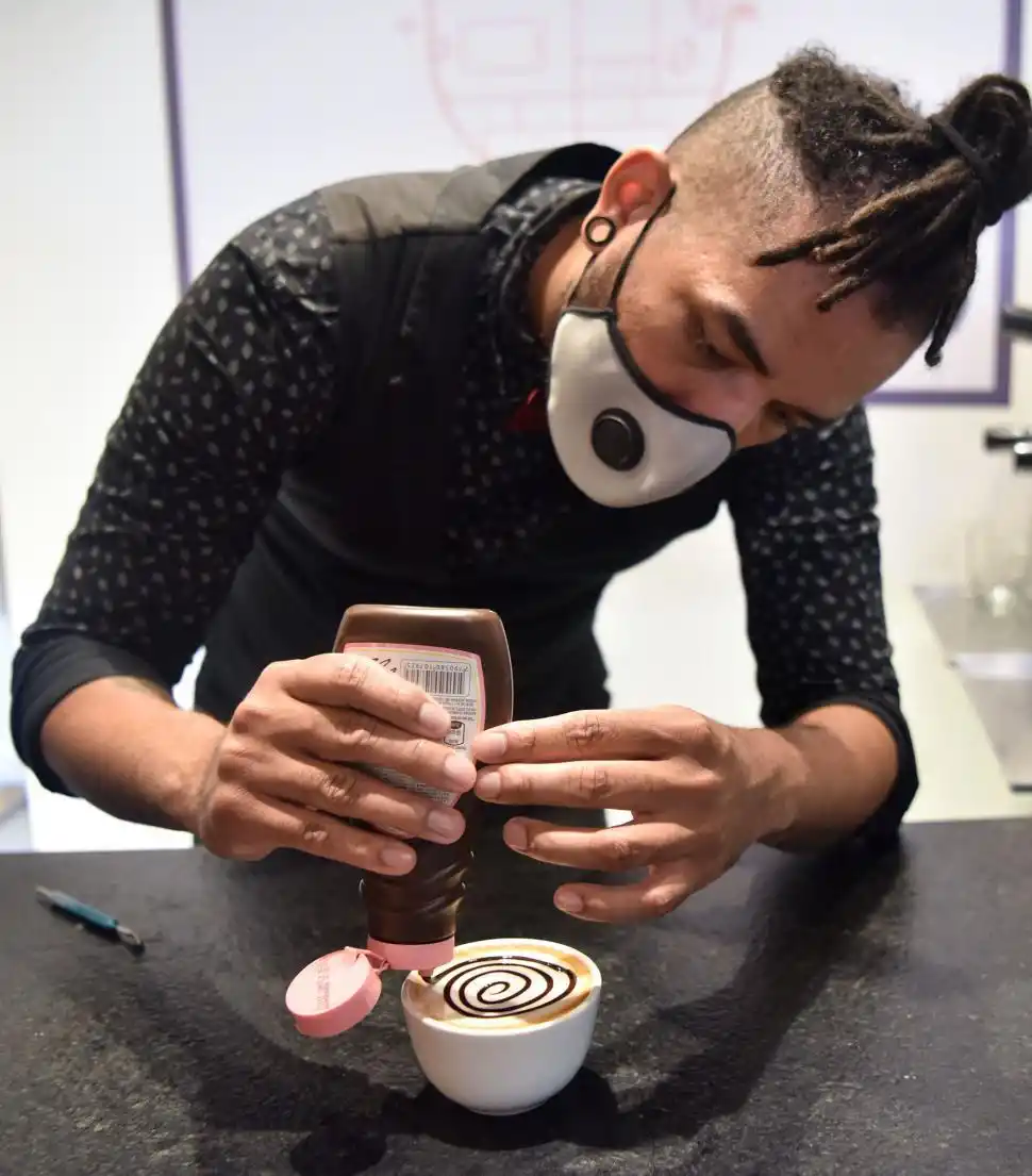 DETALLES. Elan Concepción termina de decorar una taza de café.