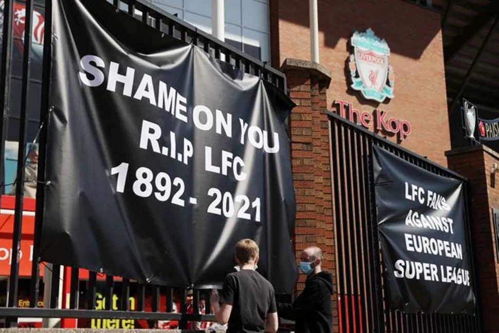 EN CONTRA. Hinchas de Liverpool fueron a Anfield para tirar camisetas y colocar banderas con la leyenda: “Qué pena. Descanza en paz, Liverpool (1892-2021)”. 