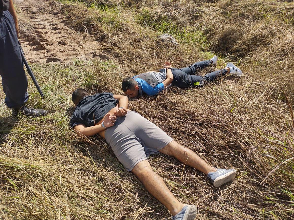 Tras una persecución, detienen a dos motoarrebatadores armados