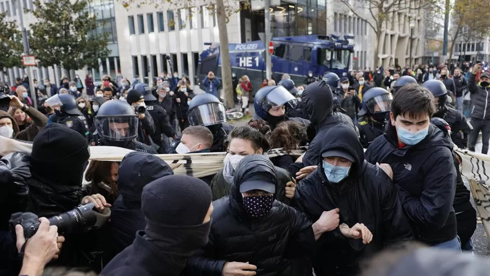 POLICÍA Y MANIFESTANTES. Forcejeos previos a los gases lacrimógenos en Alemania.