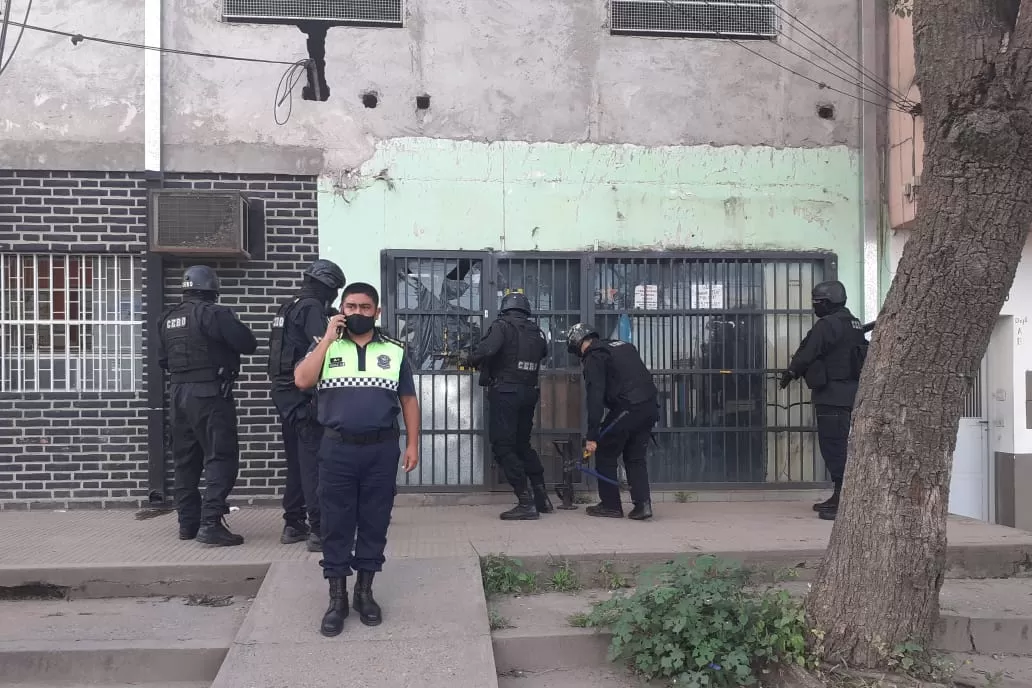 ALLANAMIENTO. Los policías detectaron quiénes compraban los taxímetros. FOTO POLICÍA DE TUCUMÁN.