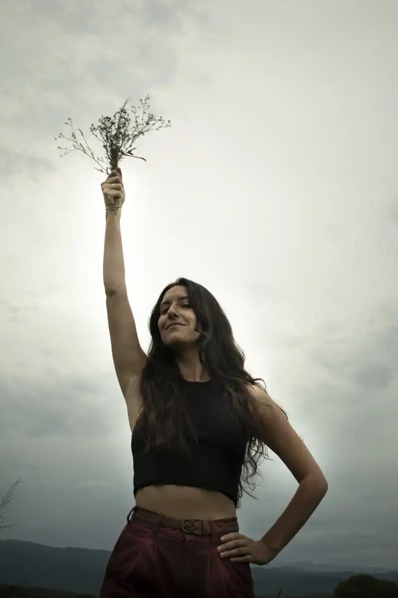SIMBOLOS. Vero Paz levanta un puñado de flores, como si fuera la antorcha que remite su futuro disco. FOTO PANCHO PAZ