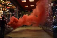 El humo de bombas que arrojaron militantes del SEOC hizo que los clientes dejaran los comercios