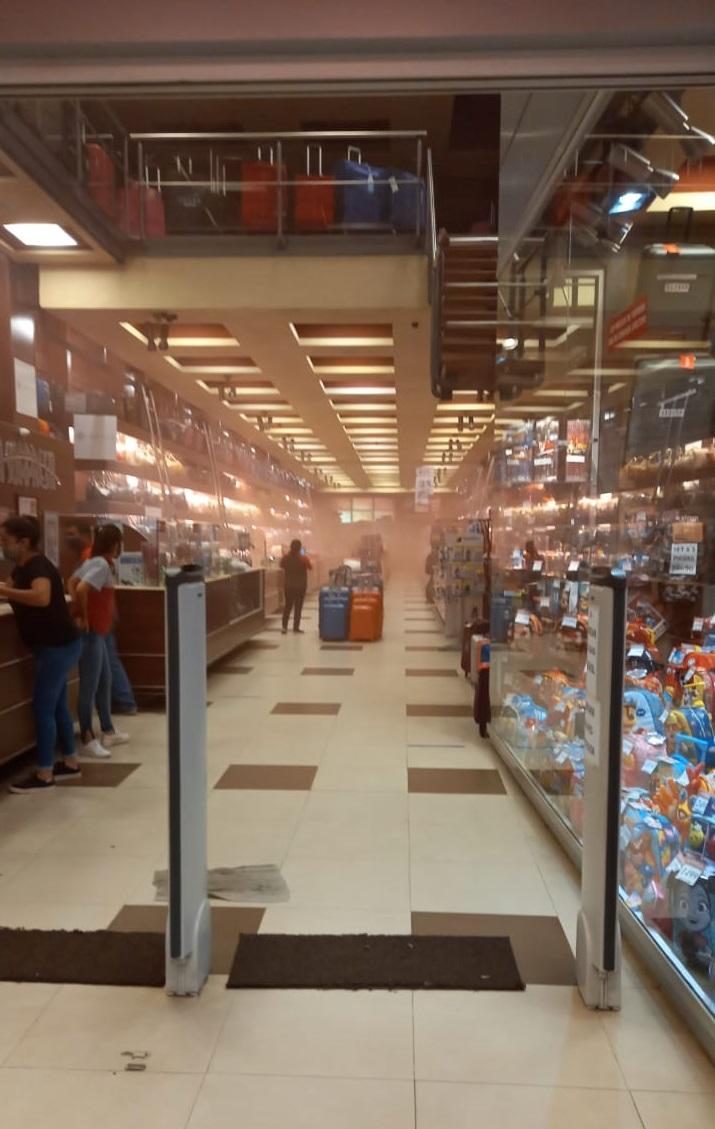 PROTESTA. El humo de bombas de arrojaron militantes del SEOC hizo que los clientes dejaran los comercios.