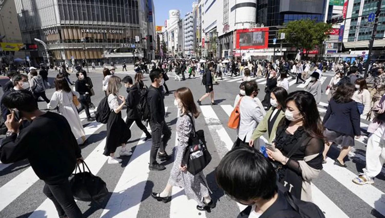 RESTRICCIONES. Los habitantes de Tokio verán reducidos sus movimientos hasta la primera quincena de mayo.