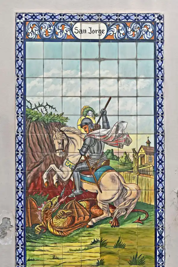 A LA VISTA. El mosaico llama la atención en el exterior del templo.  