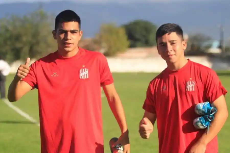 PIDEN CANCHA. Tomás Romero y Gonzalo Gutiérrez por el lado de San Martín, Abel Bustos por el lado “Decano”, son algunas de las grandes promesas que tienen los equipos tucumanos. Hay futuro.