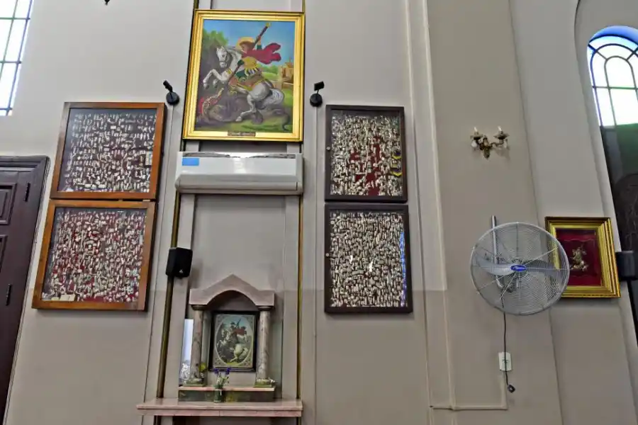 AGRADECIMIENTOS. Rodeando los íconos de San Jorge están los cuadros con las promesas. 