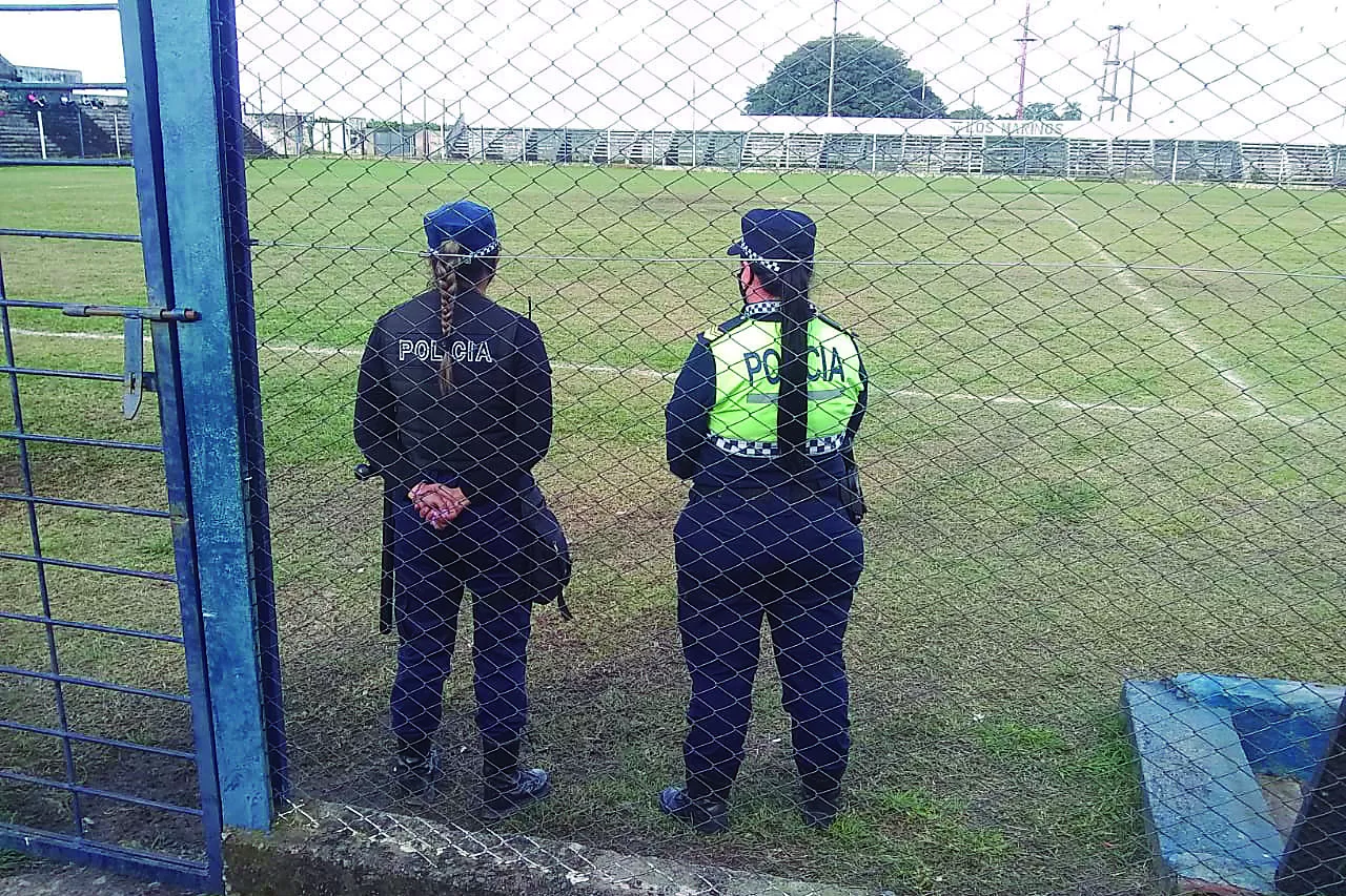 EN LULES. Dos mujeres policías controlan, en un estadio de Brown vacío. 