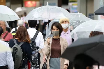 Cerca de superar las 10.000 por covid-19, Japón inicia casi tres semanas de restricciones