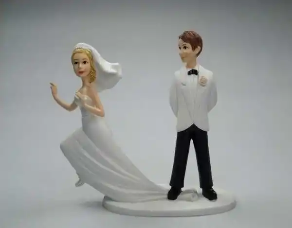 ¿Las parejas aún creen en el amor para siempre y las bodas?