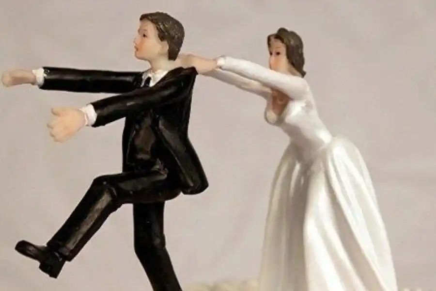 ¿Las parejas aún creen en el amor para siempre y las bodas?