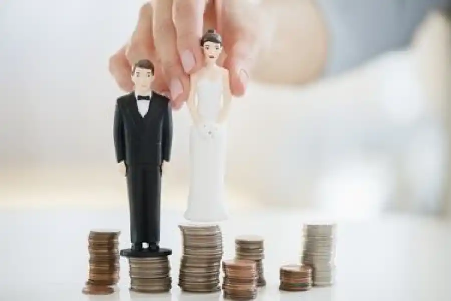 ¿Las parejas aún creen en el amor para siempre y las bodas?