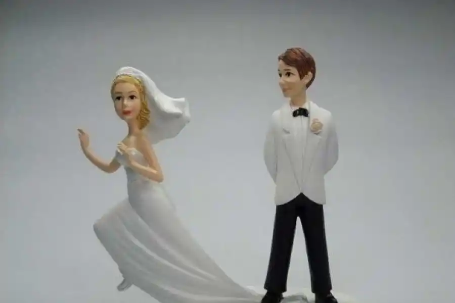 ¿Las parejas aún creen en el amor para siempre y las bodas?