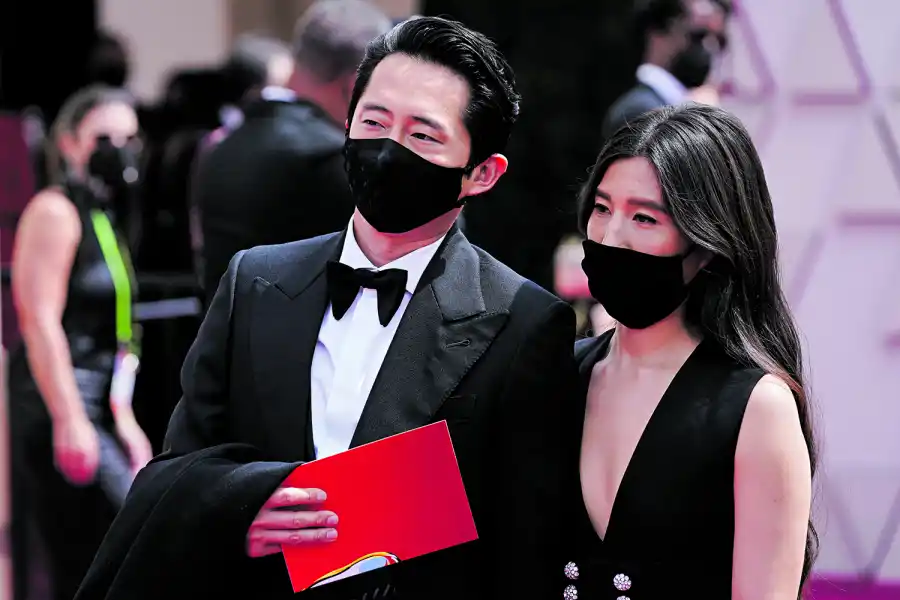 PANDEMIA. Steven Yeun y Joana Pak, de barbijo en la ceremonia.