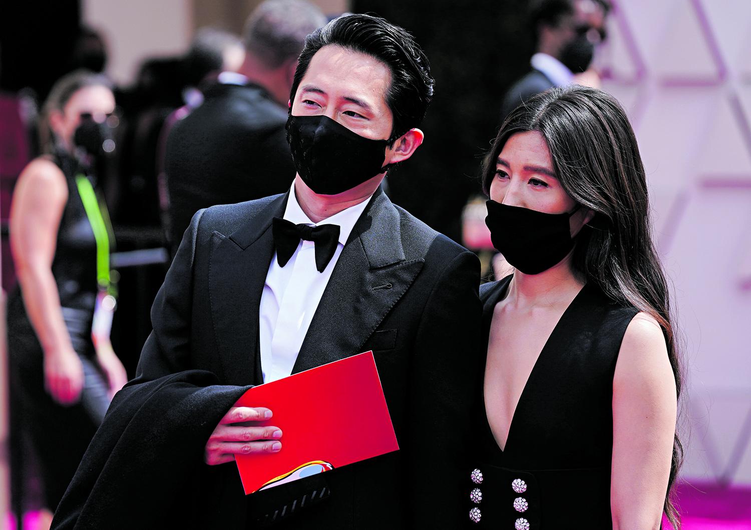 PANDEMIA. Steven Yeun y Joana Pak, de barbijo en la ceremonia.