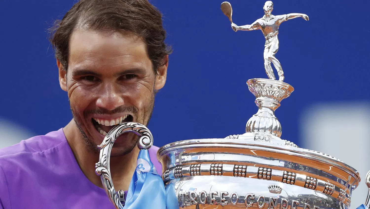 UNA COSTUMBRE. Nadal alzó ayer por duodécima vez el trofeo en el torneo Conde de Godó.