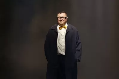 Murió Alber Elbaz, diseñador de estrellas, como Meryl Streep