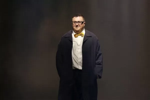 Murió Alber Elbaz, diseñador de estrellas, como Meryl Streep