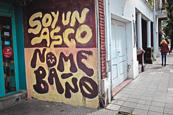 ¿Que significan las pintadas “no me baño” en las calles tucumanas?