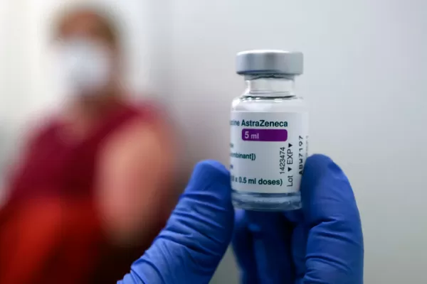 Brasil suspendió el uso de la vacuna de AstraZeneca en embarazadas