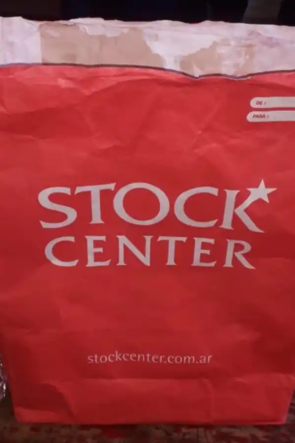 MECANISMO. El acusado usó una bolsa de papel forrada con aluminio para inhibir a las alarmas de robo. 