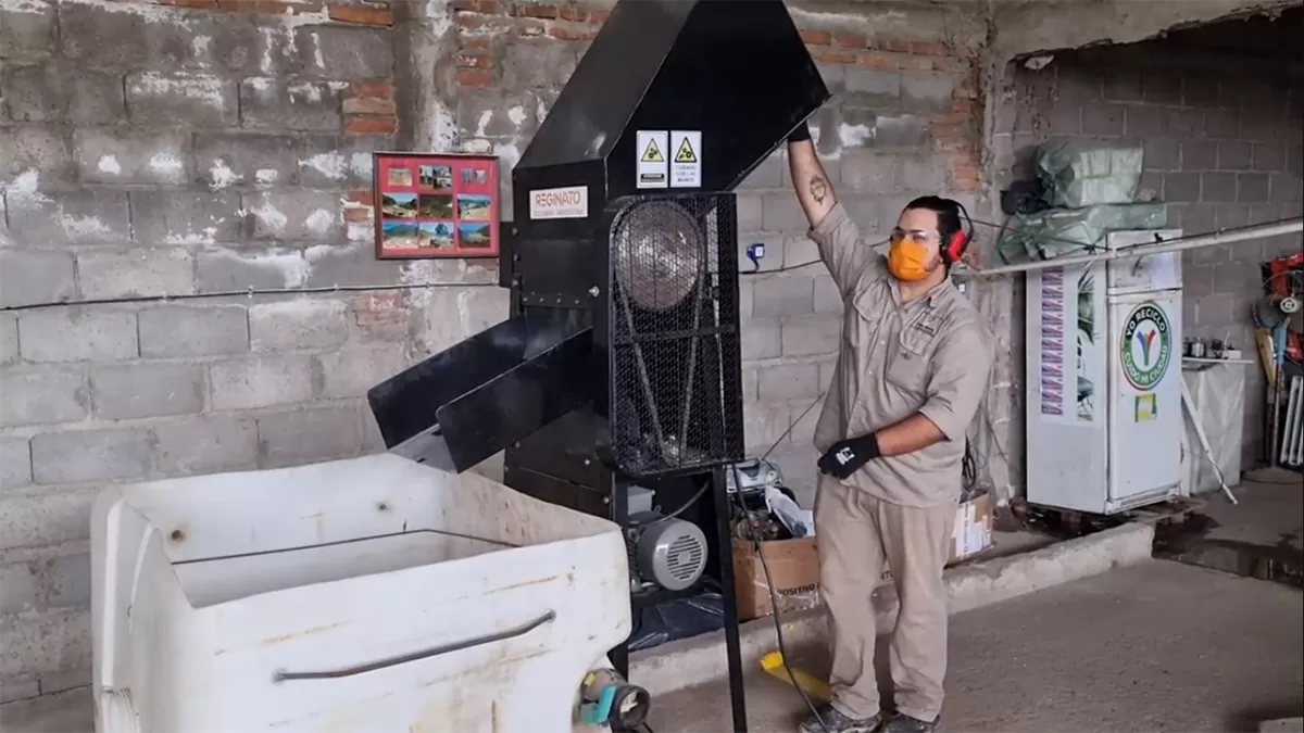 En Yerba Buena, el centro verde incorporó una máquina trituradora de vidrios
