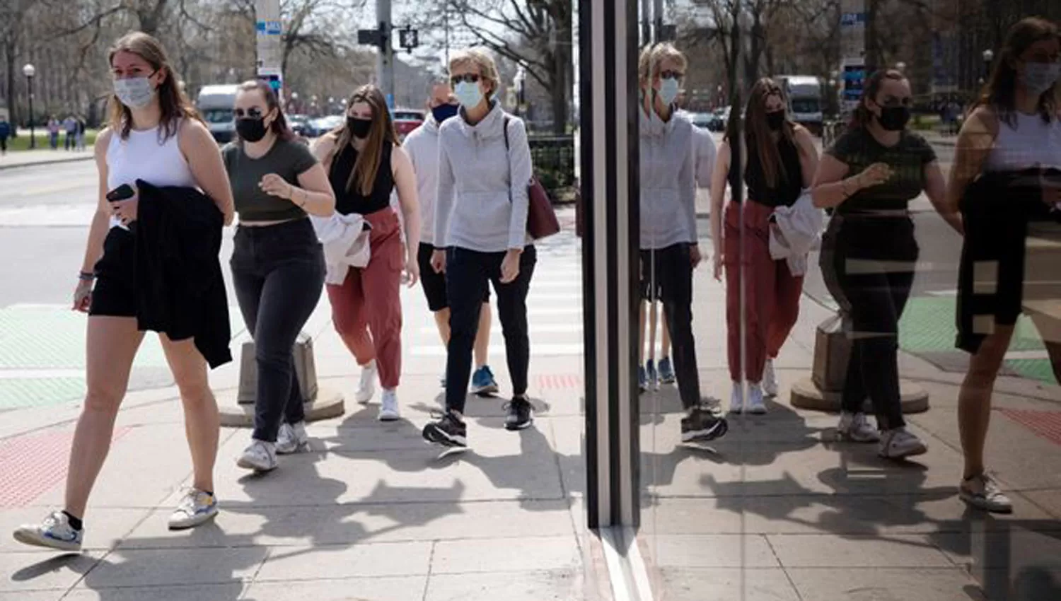 EN MICHIGAN. Un grupo de personas camina por las calles de Ann Arbor respetando el uso del barbijo.
