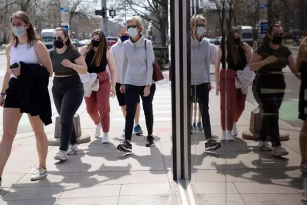 Los vacunados contra la covid-19 podrán olvidarse del barbijo en Estados Unidos