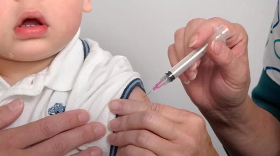 A NO SALTEÁRSELAS. Niños, adultos y viejos necesitan tener al día su inmunización; se protegen a sí mismos y cuidan a quienes no pueden vacunarse. FUENTE FUNDACIÓN HUÉSPED