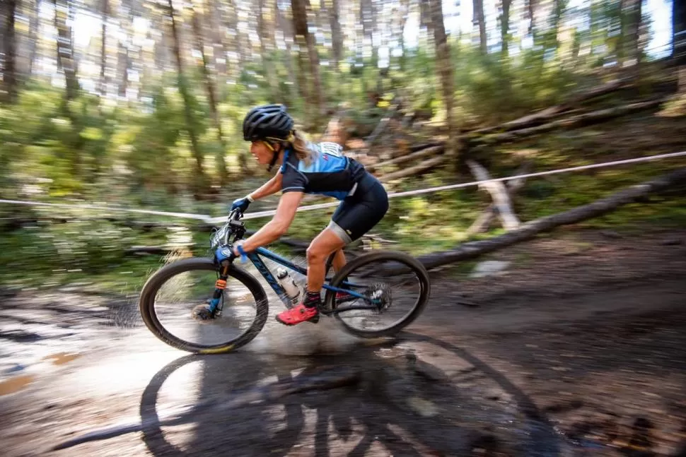 DIFÍCIL ENCASILLARLA. De la Orden durante la carrera de cross country. La ciclista tiene regularidad en las dos modalidades más populares del mountain bike. 