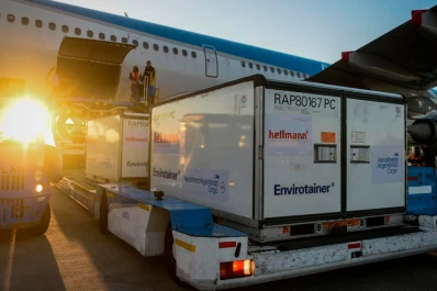 Un nuevo vuelo llega al país con 244.800 vacunas Sinopharm