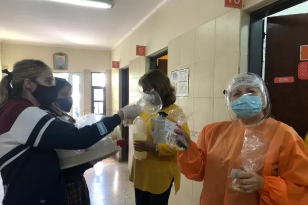 Un gesto que emocionó: alumnas de Yerba Buena sorprendieron con un desayuno al personal del Carrillo