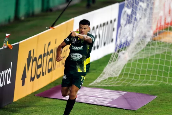 Defensa y Justicia goleó a Universitario en Florencio Varela