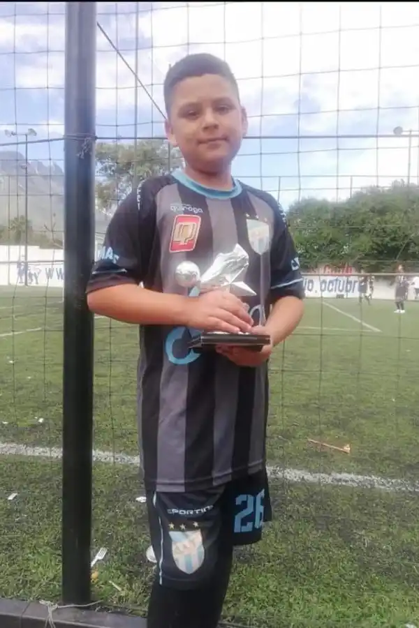 FIGURA. Gustavo Yandel Medina Uresti posa para la foto con un trofeo. La camiseta es una réplica del kit alternativo que utilizó Atlético durante la temporada 2018/19.