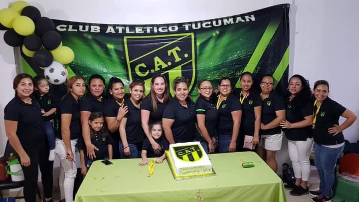 TAMBIÉN FESTEJAN. Las mamás de los chicos de la escuelita, festejaron luego de conseguir el campeonato en la Copa Mazatlán.