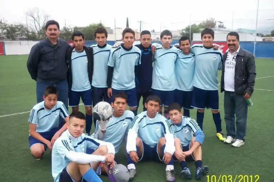 RECUERDO. En el 2012, Tucumán participaba de la Tercera División del fútbol mexicano. Oswaldo Garza y Jorge Vargas, ubicados en cada margen.