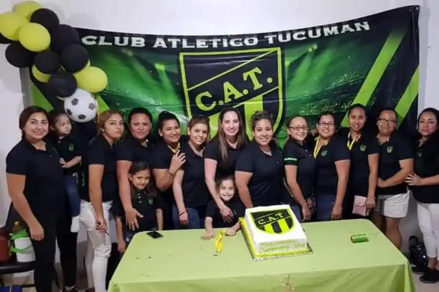 TAMBIÉN FESTEJAN. Las mamás de los chicos de la escuelita, festejaron luego de conseguir el campeonato en la Copa Mazatlán.