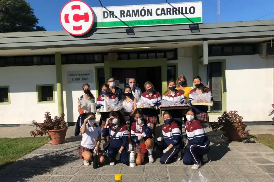 TODOS JUNTOS. Alumnas, su docente y los directivos del hospital compartieron ayer una emotiva jornada.