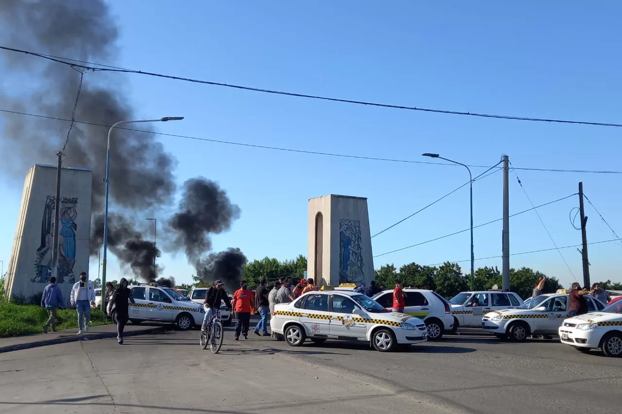 Protesta de taxistas en el puente de ingreso a Banda del Río Salí