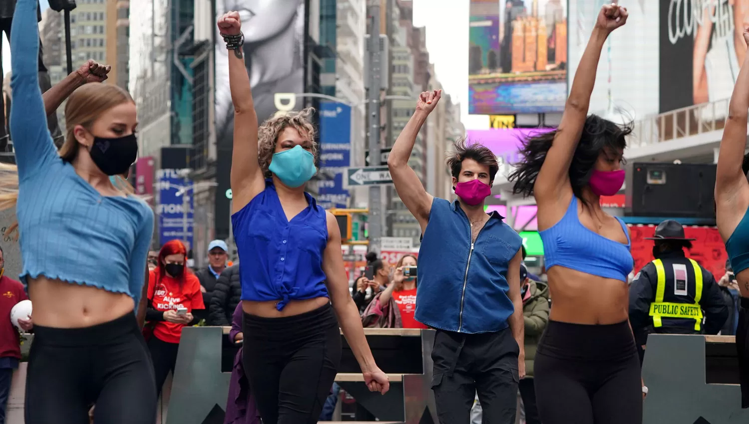 FESTEJOS. Un grupo de bailarines de Broadway celebran la reapertura de Times Square.
