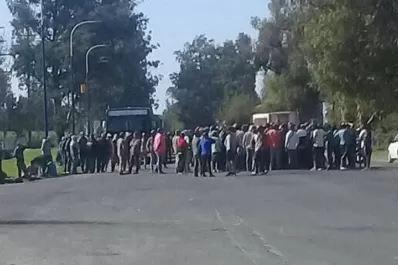 Cosecheros mantienen un corte de ruta frente a la citrícola San Miguel