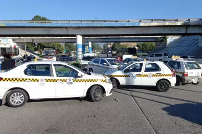 Jornada de protestas: taxistas efectúan cortes por la suba en el precio del GNC