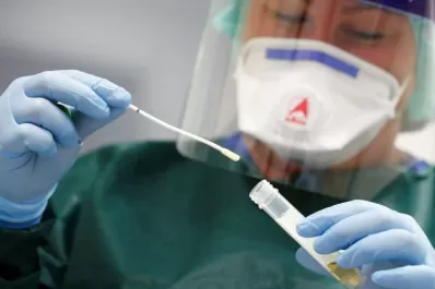 La OMS advirtió que ya circulan las variantes india y sudafricana en América