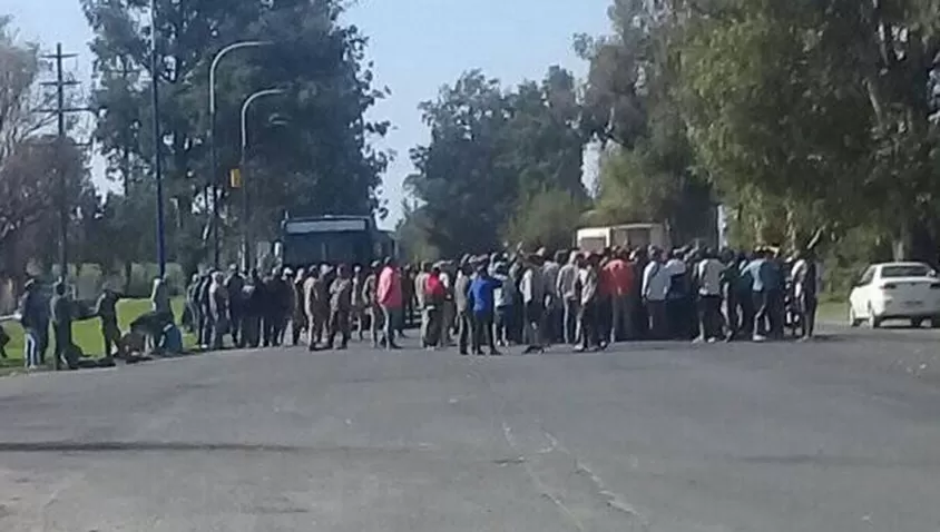 RECLAMO. Cosecheros mantienen un corte de ruta frente a la citrícola San Miguel.