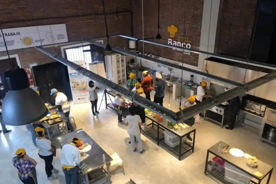 NUEVAS INSTALACIONES. La cocina está totalmente equipada. 