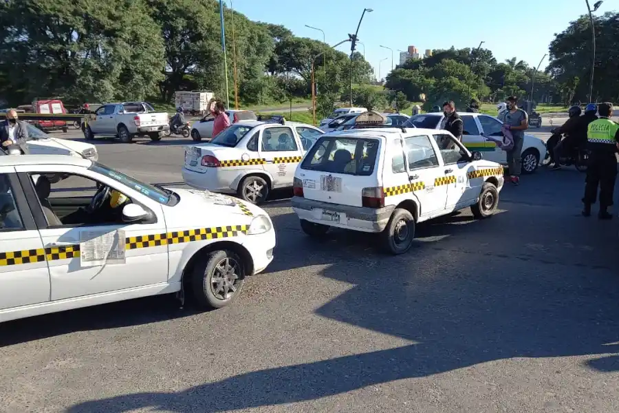 EN EL PUENTE LUCAS CÓRDOBA. Taxistas protestan cerca de las estaciones de servicio. Foto: ANALÍA JARAMILLO / LA GACETA