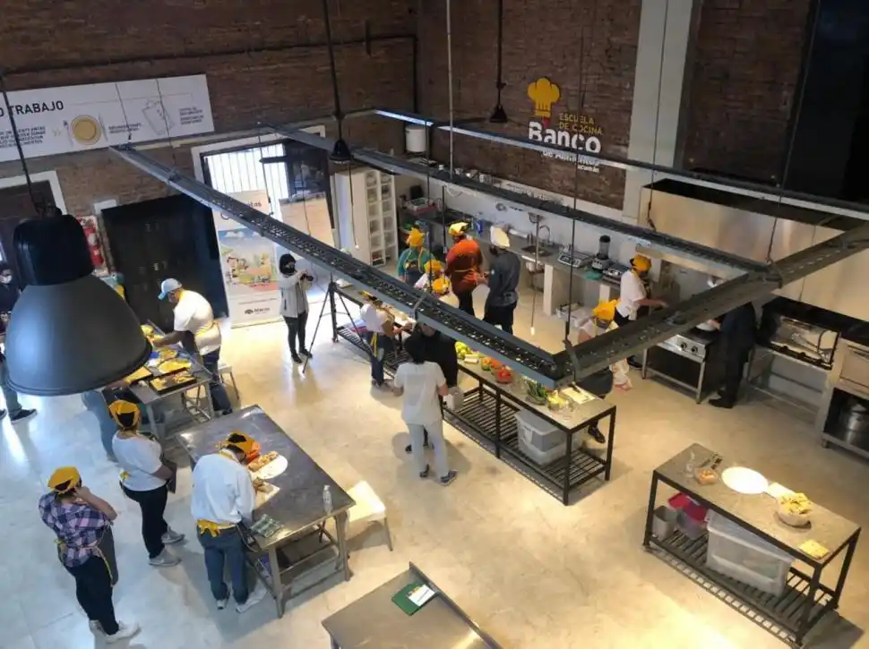 NUEVAS INSTALACIONES. La cocina está totalmente equipada. 